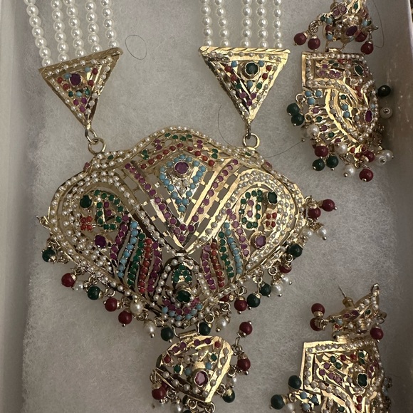 Indian bridal set with long necklace and earings - Picture 2 of 2